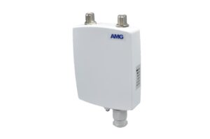 Ein weißes elektronisches Gerät mit zwei Anschlüssen oben und einem Anschluss unten, mit der Aufschrift "AMG" auf der Vorderseite.