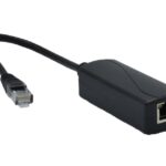 Ein schwarzer Ethernet-Adapter mit einem Kabel und einem RJ45-Stecker.