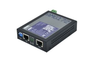 Schwarzes elektronisches Gerät mit der Aufschrift "AMG172", zwei Ethernet-Anschlüssen und einem blauen CPG-Anschluss.