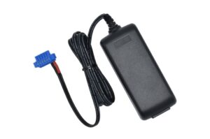 Ein schwarzes Netzteil mit Kabel und blauem Stecker.