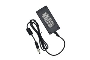 Ein rechteckiges Netzteil mit Kabel und Stecker.