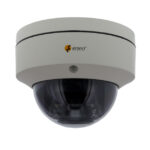 Kuppelförmige Überwachungskamera von eneo mit weißem Gehäuse.