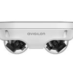 Zwei-Objektiv-Kamera von Avigilon in einem weißen Gehäuse.