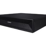 Ein schwarzer Wisenet-Server in schräger Ansicht.