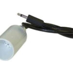 Ein schwarzes Kabel mit einem silbernen 3,5mm-Klinkenstecker und einem runden, weißen Kunststoffgehäuse am anderen Ende.