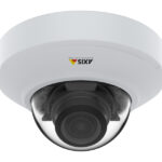 Überwachungskamera mit halbkugelförmigem Gehäuse und der Aufschrift "Axis" auf der Oberseite.