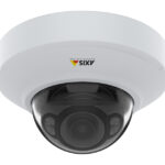 Eine weiße kugelförmige Überwachungskamera.