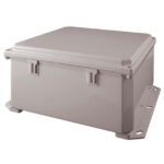 Grau-beige Kunststoffbox mit Deckel und seitlichen Befestigungslaschen.