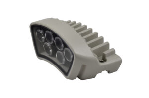 LED-Scheinwerfer in einem robusten, grauen Gehäuse mit sechs Linsen.