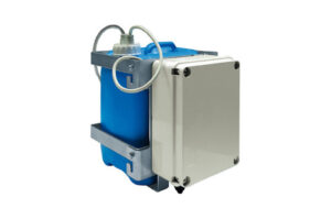 Ein blauer Behälter mit einem weißen Gehäuse und Schläuchen, möglicherweise ein technisches Gerät oder eine Pumpe.