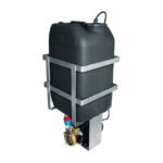 Ein schwarzer, rechteckiger Behälter mit einem Metallrahmen und einer befestigten Pumpe.