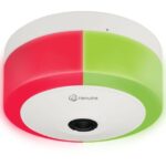 Eine runde Sicherheitskamera mit rot-grüner Beleuchtung, auf der "Hanwha" steht, aus einem Winkel von unten fotografiert.