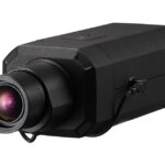 Eine schwarze Überwachungskamera mit einem großen Objektiv und der Aufschrift "Wisenet".