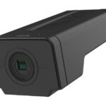 Eine schwarze Überwachungskamera mit rechteckigem Gehäuse und Linse an der Vorderseite.