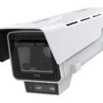 Überwachungskamera in weißem Gehäuse.