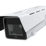 Überwachungskamera mit weißem Schutzgehäuse.