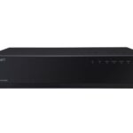 Ein schwarzer Netzwerk-Videorekorder der Marke Wisenet.