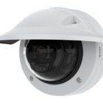 Eine weiße Überwachungskamera mit Kuppeldesign und schützendem Dach.