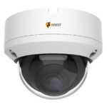 Eine weiße hemisphärische Sicherheitskamera von eneo mit durchsichtigem Gehäuse, das die Linse schützt.