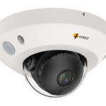 Überwachungskamera von Eneo in einem weißen Gehäuse mit schwarzem Objektiv.