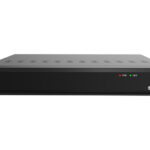 Ein schwarzer digitaler Videorekorder (DVR) mit dem Logo "eneo" auf der rechten Seite, zwei LED-Anzeigen für "PWR" und "HDD" und einem USB-Anschluss.