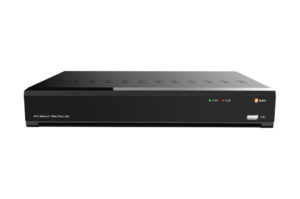 Ein schwarzer 4-Kanal-Netzwerk-Videorekorder mit LED-Anzeigen für Strom und Festplatte, USB-Port und dem Logo von Eneo.