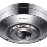 Kuppelförmige Überwachungskamera aus Metall mit der Aufschrift "WISENET".