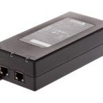 Ein schwarzer Power-over-Ethernet-Injector mit zwei Ethernet-Anschlüssen und einem Etikett auf der Oberseite.
