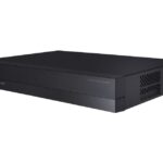 Ein schwarzer, rechteckiger Netzwerkvideorekorder der Marke Wisenet.