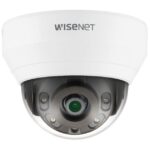 Eine weiße Überwachungskamera mit der Aufschrift "Wisenet" auf der Vorderseite.