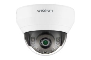Eine weiße Überwachungskamera mit der Aufschrift "Wisenet" auf der Vorderseite.