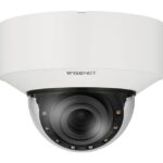 Sicherheitskamera Wisenet in weißem Gehäuse mit sichtbarem Objektiv.