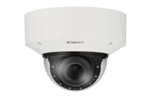 Überwachungskamera von Wisenet in einer weißen Kuppelform.