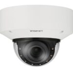 Kuppelüberwachungskamera mit der Aufschrift "Wisenet".