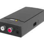 Ein schwarzer Audioadapter mit RCA-Audioanschlüssen und einem Eingangsanschluss, gekennzeichnet mit "AXIS Communications".
