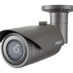 Eine schwarze Überwachungskamera mit abgerundetem Gehäuse und der Aufschrift "Wisenet".