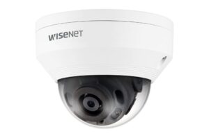 Eine weiße Überwachungskamera mit der Aufschrift "WISENET".