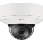 Überwachungskamera von Wisenet in Weiß mit klarem Schutzgehäuse.