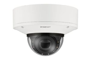 Eine weiße Überwachungskamera von Wisenet mit einer Kuppelabdeckung.