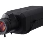 Eine schwarze Überwachungskamera mit der Aufschrift "Wisenet".