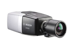 Bosch Dinion Kamera in silbernem und schwarzem Gehäuse mit einem großen Objektiv.