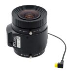 Ein schwarzes Kameraobjektiv mit Kabel, geeignet für Überwachungskameras.