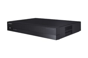 Netzwerkvideorekorder von Wisenet in schwarzem, rechteckigem Gehäuse mit Lüftungsschlitzen an der Seite.