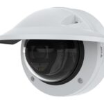 Eine weiße, halbrunde Überwachungskamera mit Kuppelabdeckung und dem Logo einer Marke.