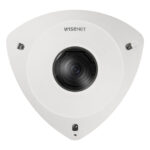 Eine dreieckige, weiße Sicherheitskamera der Marke Wisenet mit zentralem Objektiv.
