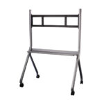 Ein mobiler Metallständer für Bildschirme mit Rollen und einer Halterung am oberen Abschnitt.