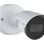 Kompakte Überwachungskamera, die an einer Wandhalterung befestigt ist.