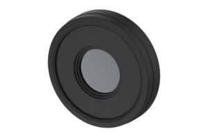 Schwarzes, rundes Kameraobjektiv mit zentrischer Glaslinse.