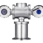 Industrielle Hochleistungskamera mit zwei runden Gehäusen aus Edelstahl auf einem Stativ.