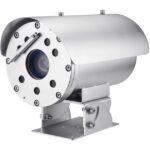 Industriekamera mit robustem Metallgehäuse und Halterung.